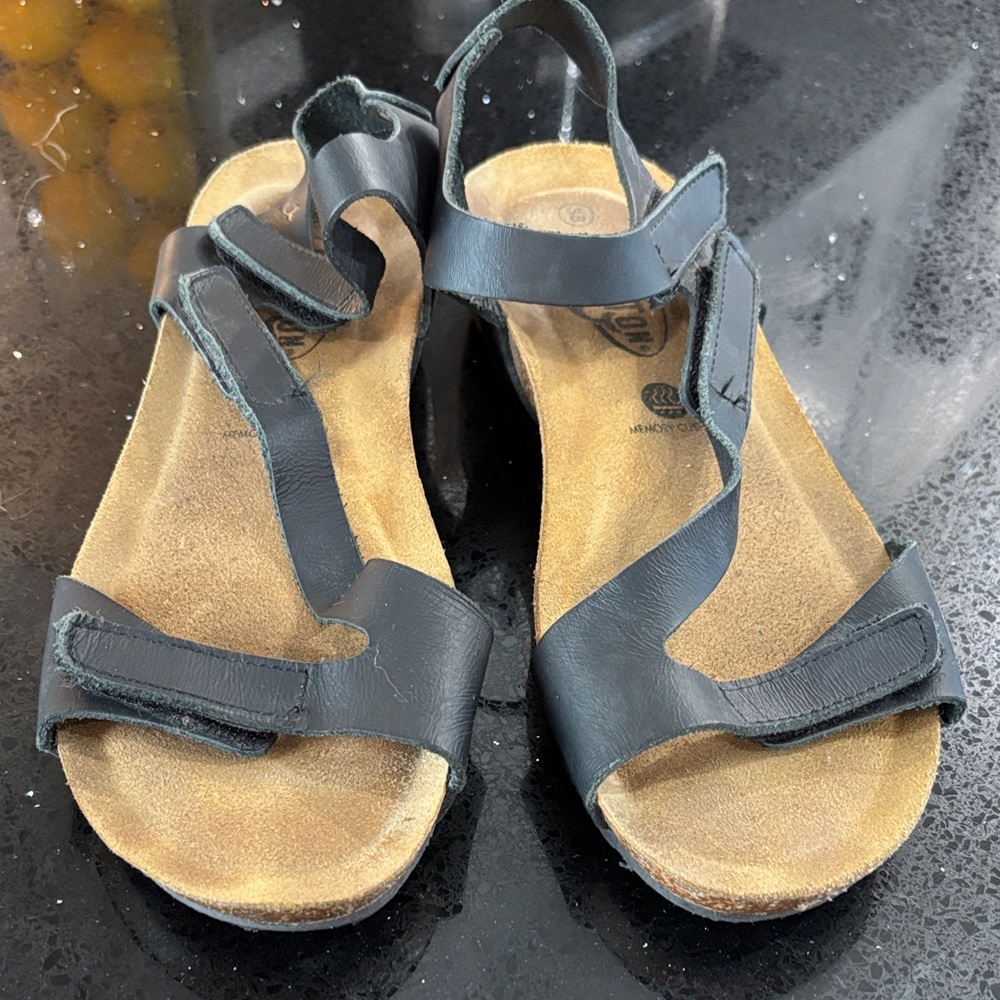 Women’s sandal made in Spain, gel memory foam and adjustable straps.